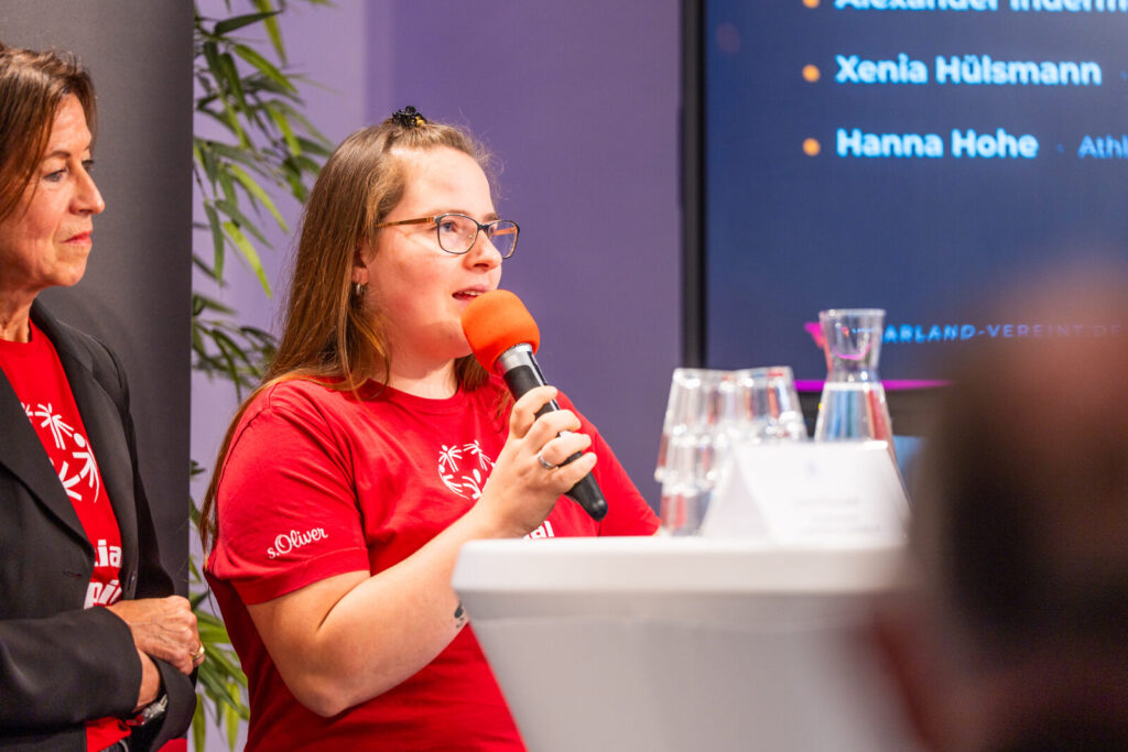 Hanna Hohe, Athletensprecherin von Special Olympics Saarland, am Mikrofon