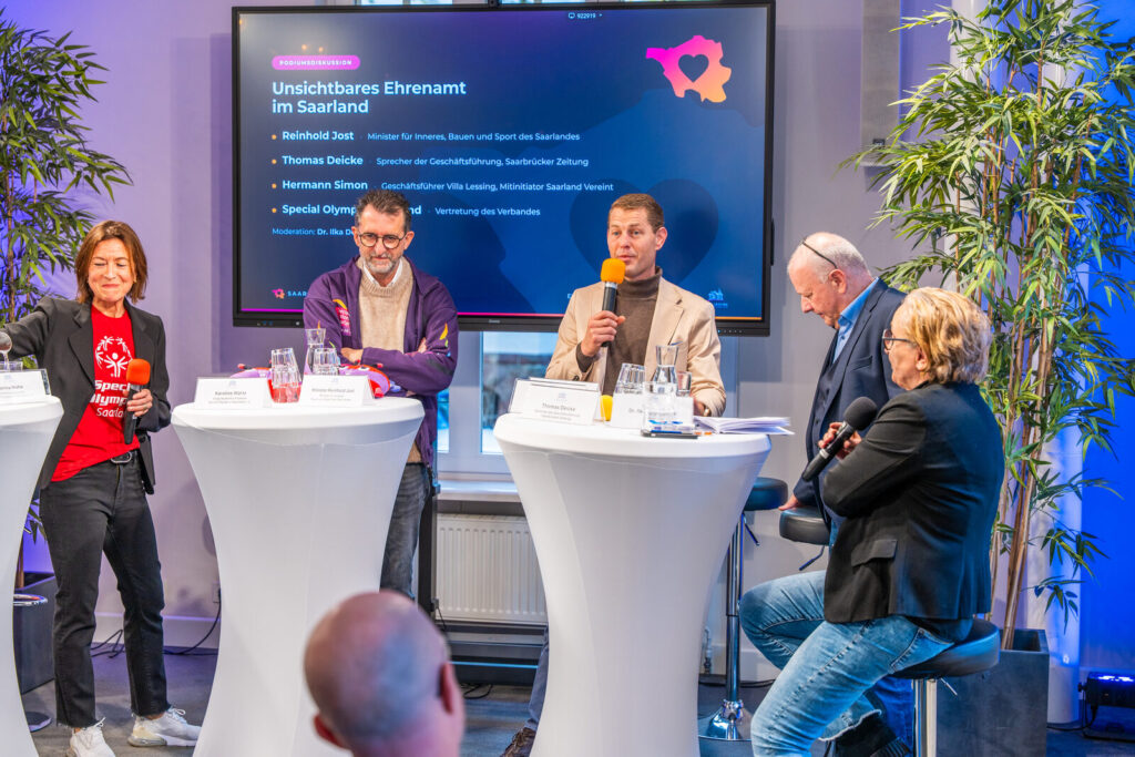 Podiumsdiskussion über das unsichtbare Ehrenamt im Saarland