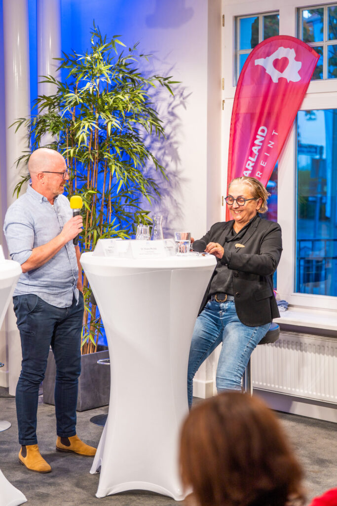 Dr. Claas Michel stellt Hilf-Mit! der Saarbrücker Zeitung vor